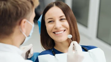 Paciente sonriente en la consulta del dentista